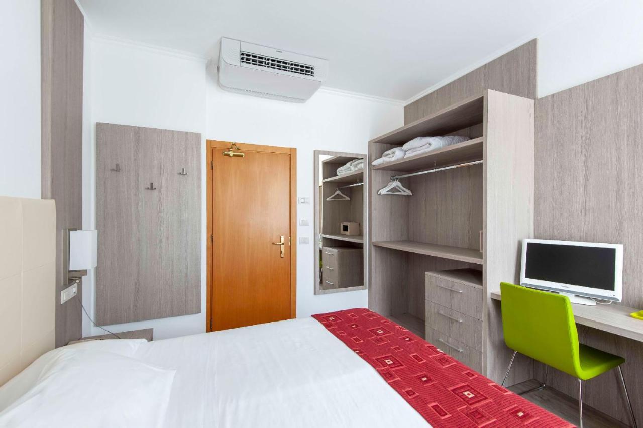 Hotel Venezia ริวาเดลการ์ดา ภายนอก รูปภาพ
