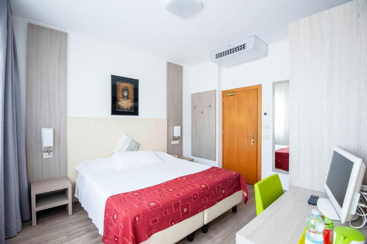 Hotel Venezia ริวาเดลการ์ดา ภายนอก รูปภาพ